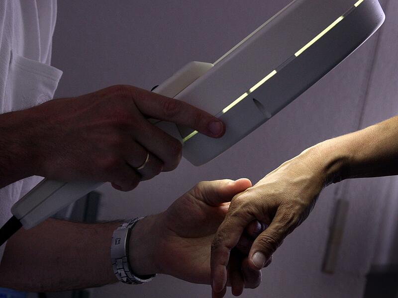 Ein Hautarzt untersucht eine Patientin bei der Hautkrebs-Vorsorge Ein Hautarzt untersucht eine Patientin bei der Hautkrebs-Vorsorge