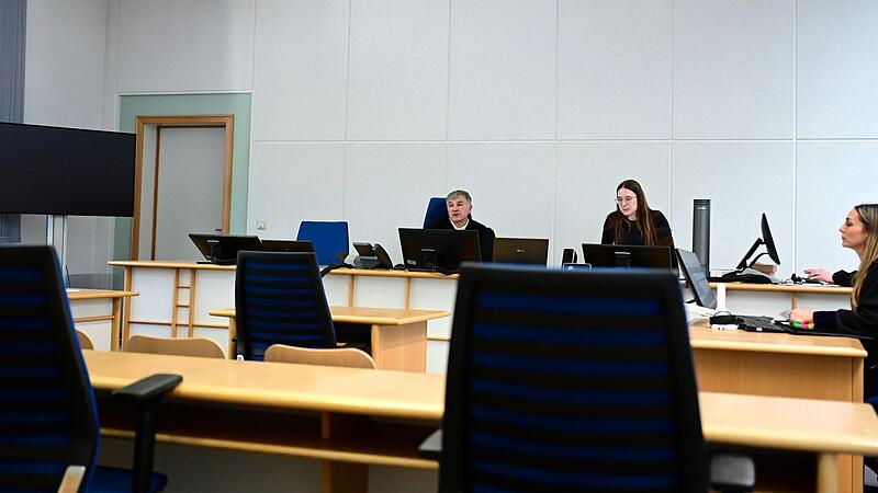 Jugendrichter Martin Waschner, eine Protokollf&uuml;hrerin und Staatsanw&auml;ltin Fabienne Mehrl&auml;nder