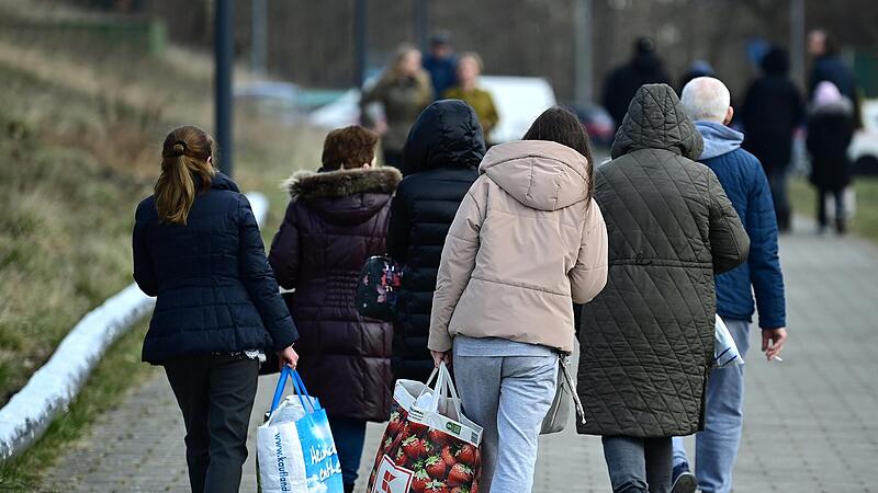 Geflüchtete nach ihrer Registrierung auf dem Weg in eine Unterkunft