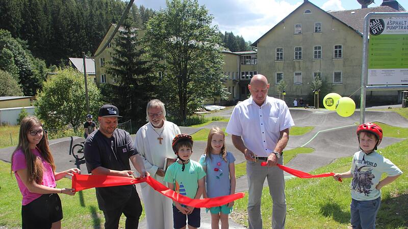 Am Sonntag wurde der im Landkreis einmalige Pumptrack eingeweiht, und auch die Kinder freuten sich darüber.  Trotz aller Maßnahmen geht es für einige Tettauer zu wenig vorwärts in ihrer Gemeinde.