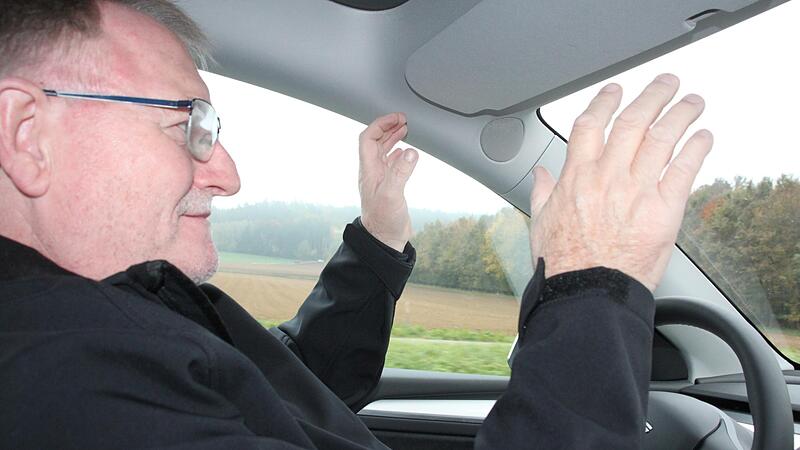 Willibald Wiemann nimmt die H&auml;nde vom Lenkrad und f&auml;hrt im Autopilotmodus. Im Unterschied zu den USA, wo es das &uuml;berwachte autonome Fahren gibt, wird er nach 15 Sekunden aufgefordert, wieder ans Lenkrad zu greifen.