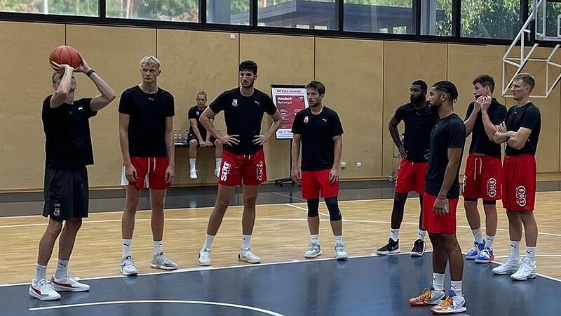 Individualtrainer Stefan Weissenböck (links) zeigt dem Team zum Trainingsauftakt die Feinheiten des Werfens.