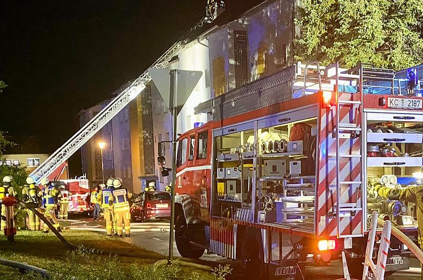 Im Äußeren Ring in Kronach wurde ein Wohngebäude durch einen Blitzeinschlag beschädigt. Dank des schnellen Handelns der Feuerwehren war der Brand schnell gelöscht und der Schaden blieb in einem überschaubaren Rahmen.