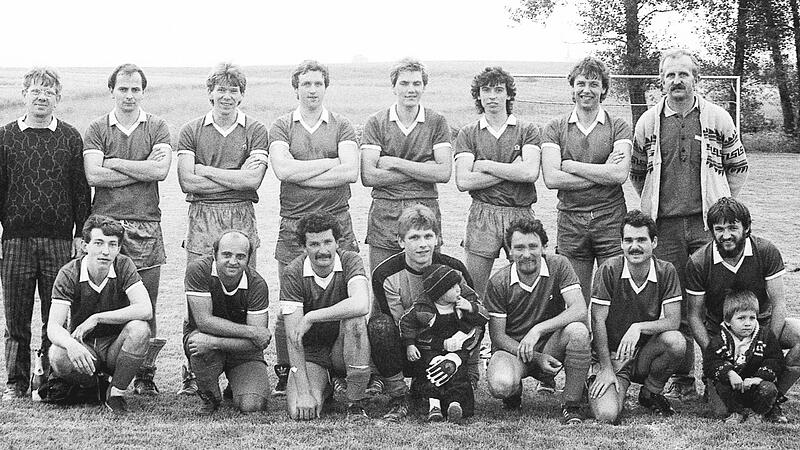 Zu den VfB-Helden ihrer Zeit gehört die Volkershäuser Meistermannschaft aus der Saison 1986/87. Unser Bild zeigt  (hinten, von links) Vorsitzenden Rolf Baumann, Michael Pollak, Ulli Baumann, Georg Faust, Joachim Schmitt, Holger Nebes, Oliver Nebes...