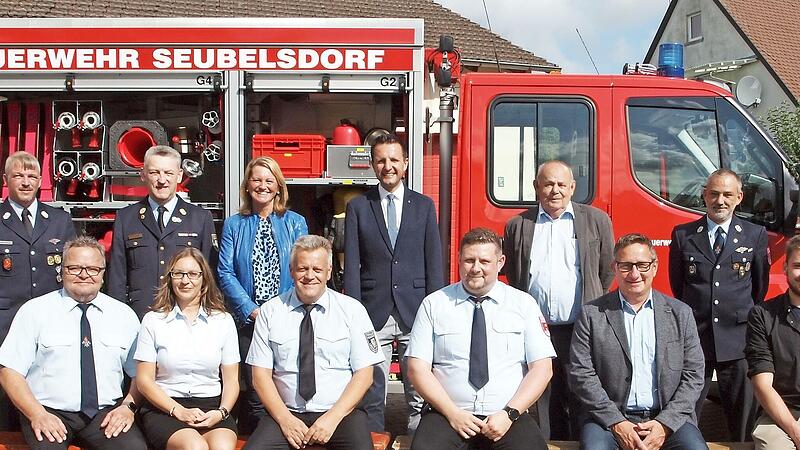 Die Vertreter der Feuerwehr und der Politik vor dem neuen Einsatzfahrzeug der Feuerwehr Seubelsdorf Die Vertreter der Feuerwehr und der Politik vor dem neuen Einsatzfahrzeug der Feuerwehr Seubelsdorf