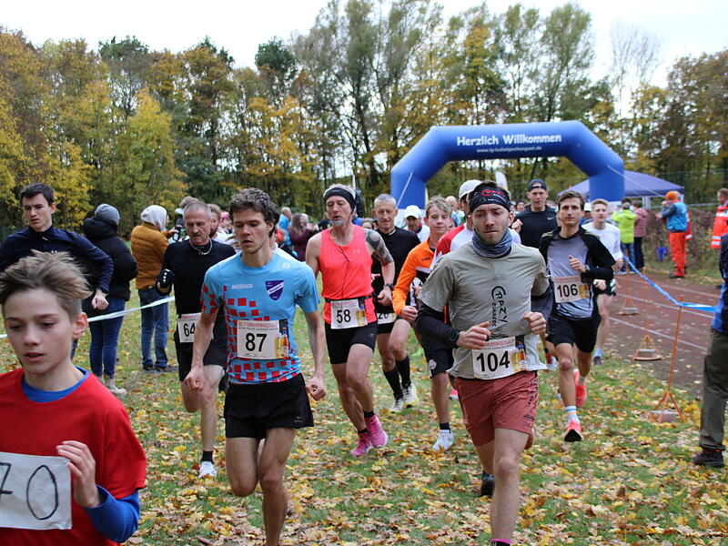 Hannes Hittinger (Nummer 87) gewann den 38. Frankenwaldlauf der LG Ludwigschorgast vor Johannes Haueis (104) aus Marktleugast.