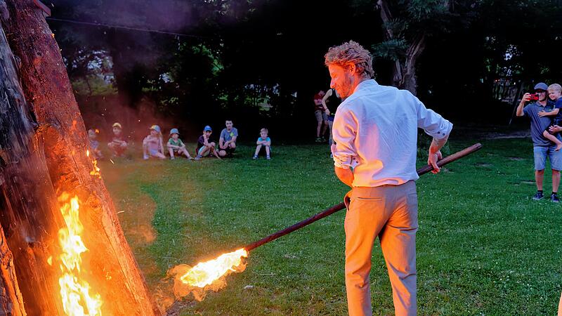 Johannisfeuer in WildensorgOB Niedermaier z&uuml;ndet an: Johannisfeuer in Wildensorg