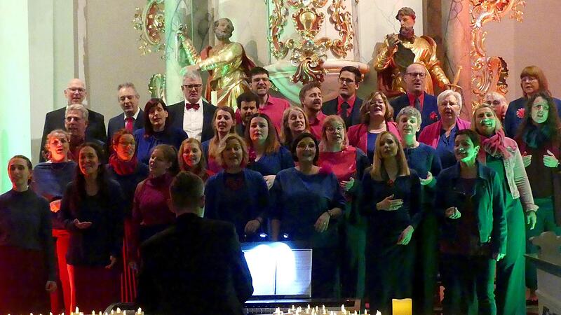 Das Ensemble „MarCanto“ mit ihrem Chorleiter Hans Martin Gräbner (am E-Piano) überzeugte beim Candlelight-Konzert in der Johanneskirche Trebgast.