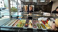 Viel Auswahl von der bunten Theke gibt es beim neuen "Dein Döner" in Gaustadt.
