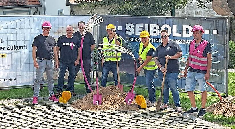 Anfang August erfolgte der Spatenstich für den Glasfaserausbau in Lonnerstadt.