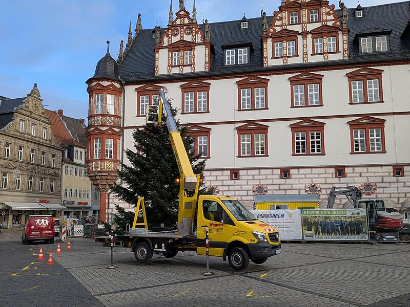 Im Lauf des Montags werden noch Lichter und Co. angebracht.