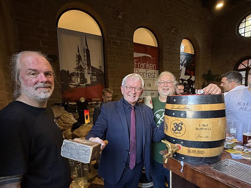 Landrat Johann Kalb zapft das Landkreisbier &bdquo;36 Kreisla&ldquo; beim FrankenBierFest auf dem Areal der Villa Torlonia in der italienischen Hauptstadt Rom an. Mit im Bild Bier-Sommelier Markus Raupach und der Organisator des FrankenBierFestes, Manuele Colonna (links)