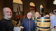 Landrat Johann Kalb zapft das Landkreisbier &bdquo;36 Kreisla&ldquo; beim FrankenBierFest auf dem Areal der Villa Torlonia in der italienischen Hauptstadt Rom an. Mit im Bild Bier-Sommelier Markus Raupach und der Organisator des FrankenBierFestes, Manuele Colonna (links)