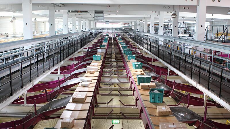 Blick in das Verteilzentrum in Altenkunstadt von Baur. In den nächsten Jahren muss man neue Kunden gewinnen, um die Arbeitsplätze in der Logistik halten zu können. Blick in das Verteilzentrum in Altenkunstadt von Baur. In den nächsten Jahren muss man neue Kunden gewinnen, um die Arbeitsplätze in der Logistik halten zu können.