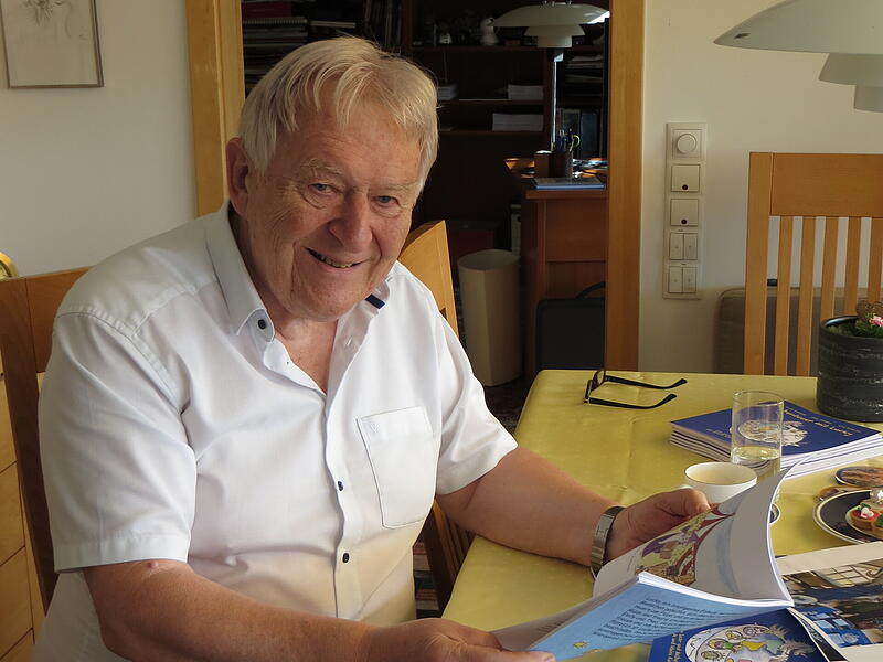 Rudi Schmitt mit dem neuesten Titel "Lucky in der Weihnachtskugel".