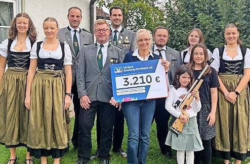 Von links: Hanna Keilholz (Jugendleiterin), Lotte Keilholz, Benedikt Kröppel (1. Schützenmeister), Bernd Arold (1. Vorstand), Andreas Hilz (Schatzmeister, 3. Schützenmeister), Silke Stadter (Projektleiterin VR-Bank Bamberg-Forchheim, Geschäftsstel... Von links: Hanna Keilholz (Jugendleiterin), Lotte Keilholz, Benedikt Kröppel (1. Schützenmeister), Bernd Arold (1. Vorstand), Andreas Hilz (Schatzmeister, 3. Schützenmeister), Silke Stadter (Projektleiterin VR-Bank Bamberg-Forchheim, Geschäftsstel...