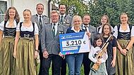 Von links: Hanna Keilholz (Jugendleiterin), Lotte Keilholz, Benedikt Kröppel (1. Schützenmeister), Bernd Arold (1. Vorstand), Andreas Hilz (Schatzmeister, 3. Schützenmeister), Silke Stadter (Projektleiterin VR-Bank Bamberg-Forchheim, Geschäftsstel... Von links: Hanna Keilholz (Jugendleiterin), Lotte Keilholz, Benedikt Kröppel (1. Schützenmeister), Bernd Arold (1. Vorstand), Andreas Hilz (Schatzmeister, 3. Schützenmeister), Silke Stadter (Projektleiterin VR-Bank Bamberg-Forchheim, Geschäftsstel...