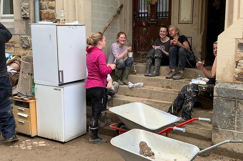 Bloß nicht auch noch das Lachen verlieren: Dieses Foto von Sylvia Jakobs (oben rechts) und anderen Helfern entstand bei einer Pause während der Aufräumarbeiten.