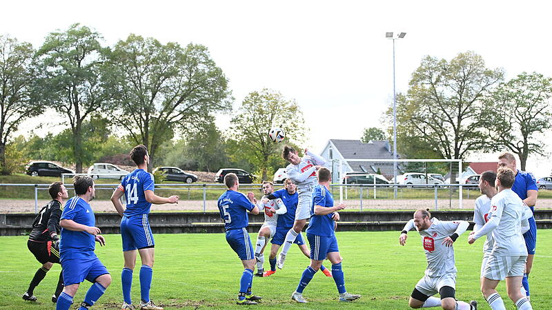 Die Mannschaft des TSV Gleu&szlig;en (blaue Trikots) braucht ab dem Sommer einen neuen Trainer.