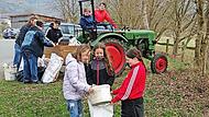 Mit dem Traktor wurden die Säcke und Eimer mit Müll abtransportiert und dann fachgerecht entsorgt.