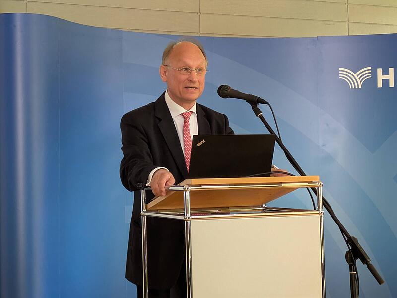 Prof. Dr. med. Dr. rer. pol. Dipl.-Psych. Niels Bergemann ist der ärztliche Direktor und Chefarzt der Privatklinik Regena in Bad Brückenau. Prof. Dr. med. Dr. rer. pol. Dipl.-Psych. Niels Bergemann ist der ärztliche Direktor und Chefarzt der Privatklinik Regena in Bad Brückenau.