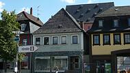 Im Haus Marktplatz 12, in dem einmal ein Friseursalon war, soll ein Fachgesch&auml;ft f&uuml;r lokale Flechtwaren eingerichtet werden. Direkt daneben befindet sich Lichtenfels&rsquo; Gro&szlig;projekt &bdquo;Marktplatz&nbsp;10&ldquo; &ndash; neue Stadtb&uuml;cherei mit Begegnungsst&auml;tte mit Verbin...
