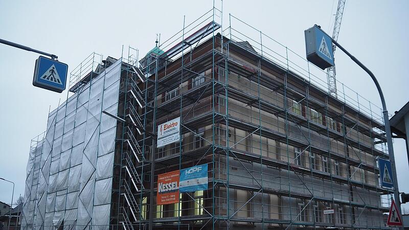 Die Grundschule an der Heubischer Straße wird  saniert. Im Zuge dessen bekommt die Fassade einen neuen Anstrich.