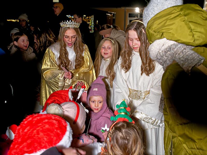 Viele Lichter, leuchtende Gesichter und jede Menge Spaß hatten die Besucher auf dem Hirschaider Adventsmarkt, inklusive der Krippenausstellung.