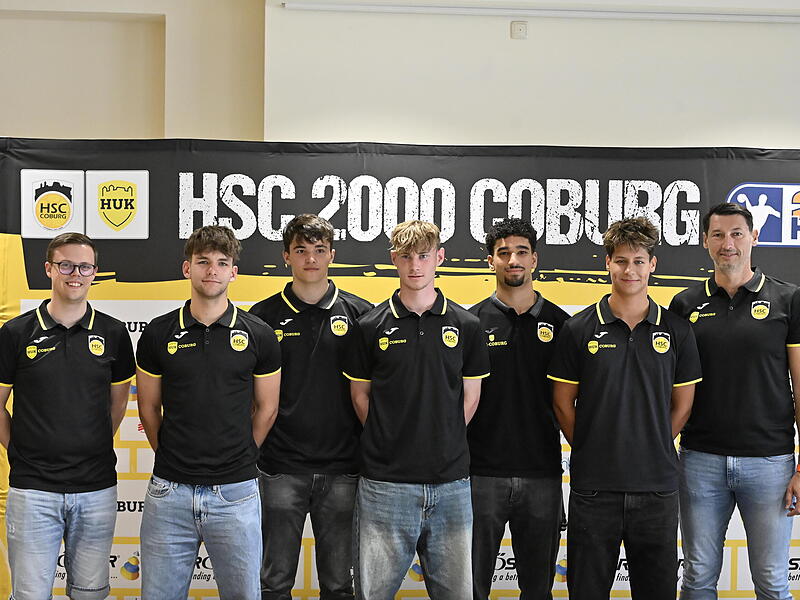 HSC-Jugendkoordinator Dorian Wagner (links) und HSC-Cheftrainer Anel Mahmutefendic (rechts) mit den Spielern des Anschlusskaders (von links) Jesper Schartl, Felix Pf&auml;nder, Tim Knoth, David Kroyan und Marko Meszaros.