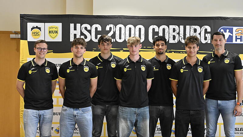 HSC-Jugendkoordinator Dorian Wagner (links) und HSC-Cheftrainer Anel Mahmutefendic (rechts) mit den Spielern des Anschlusskaders (von links) Jesper Schartl, Felix Pfänder, Tim Knoth, David Kroyan und Marko Meszaros.Saisoneröffnung 2026/27 des HSC Coburg: Die besten Fotos HSC-Jugendkoordinator Dorian Wagner (links) und HSC-Cheftrainer Anel Mahmutefendic (rechts) mit den Spielern des Anschlusskaders (von links) Jesper Schartl, Felix Pfänder, Tim Knoth, David Kroyan und Marko Meszaros.
