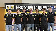 HSC-Jugendkoordinator Dorian Wagner (links) und HSC-Cheftrainer Anel Mahmutefendic (rechts) mit den Spielern des Anschlusskaders (von links) Jesper Schartl, Felix Pf&auml;nder, Tim Knoth, David Kroyan und Marko Meszaros.