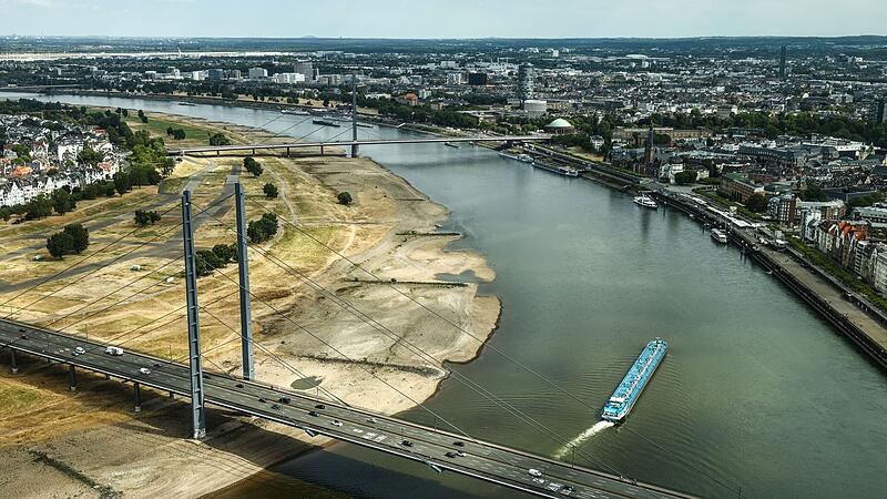 Niedrigwasser am Rhein in Düsseldorf Niedrigwasser am Rhein in Düsseldorf
