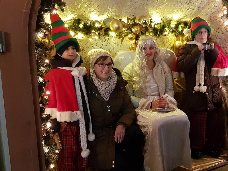 Das Zeiler Christkind hält in Zeil am Fuße des Rathauses Hof.