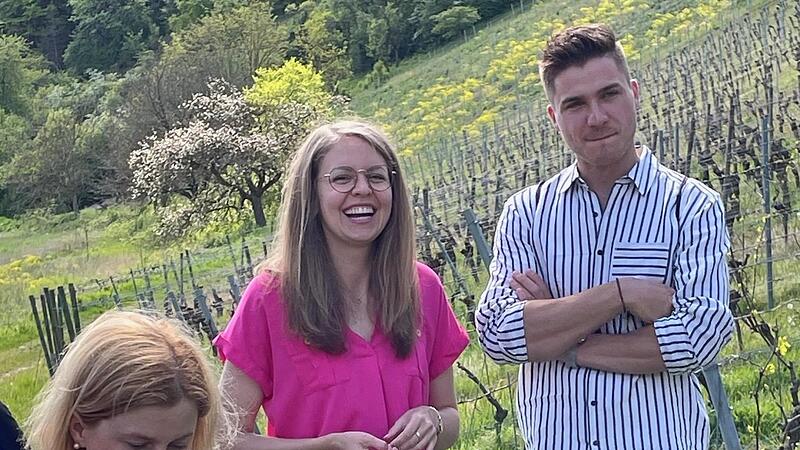 Die Deutsche Weinkönigin Eva Brockmann mit Partner lassen sich am Wirmsler Pfädle die dort wachsenden Kräuter erklären.