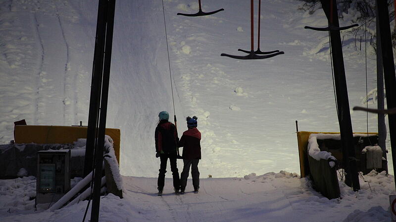 Mit dem Schlepplift geht es nach oben.