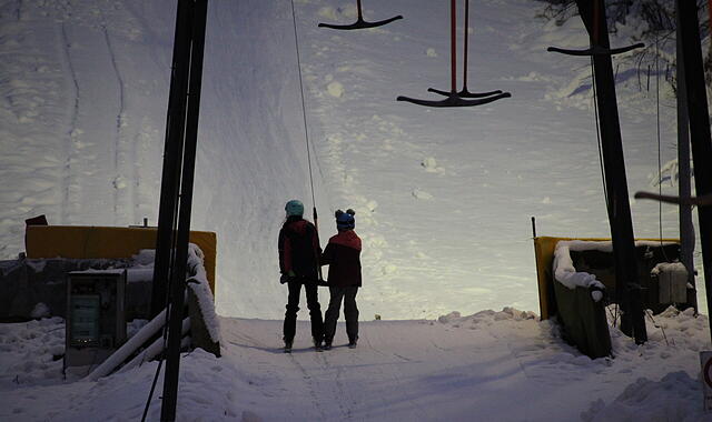 Mit dem Schlepplift geht es nach oben.
