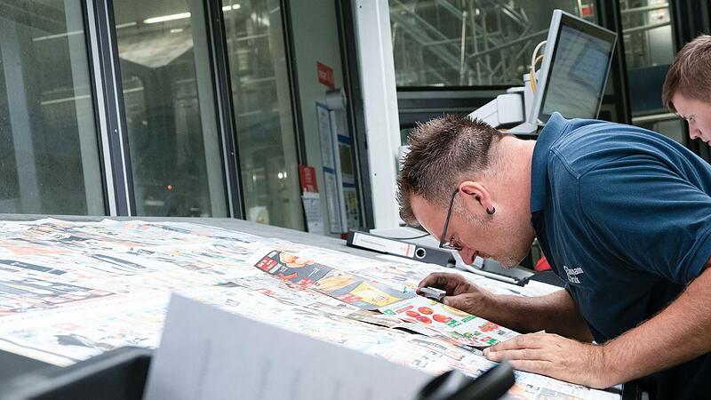 Bei Baumann Druck in Kulmbach &ndash; ein Tochterunternehmen der Mediengruppe Oberfranken &ndash; entstehen haupts&auml;chlich Prospekte. Auf dem Bild kontrolliert  ein Mitarbeiter die Druckqualit&auml;t, genau genommen kontrolliert er den Passer.