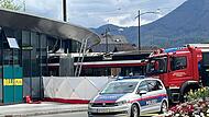 Bus f&auml;hrt in Supermarkt in Salzburg