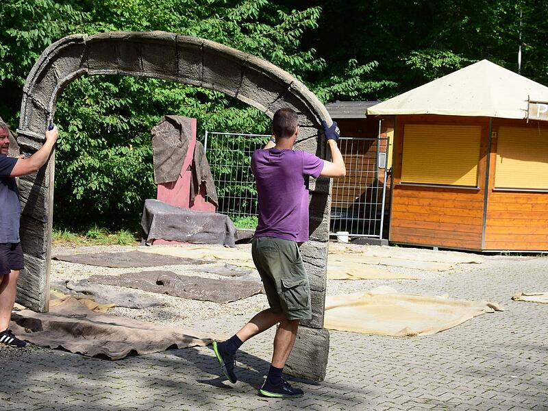 Am Catering-Platz am Passionsspielgel&auml;nde werden die alten Kulissen wegger&auml;umt.