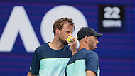 Kevin Krawietz (l.) und Tim P&uuml;tz haben ihre Auftakth&uuml;rde bei den Australian Open mit Leichtigkeit gemeistert.