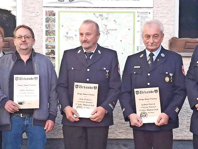 Ehrungen bei der Feuerwehr (v.l.) Sandra Sch&uuml;lein, Vorsitzende Martina Zwosta, Volker Neubauer, Rudi Neubauer und Gerhard F&ouml;rtsch und B&uuml;rgermeister Richard Balazs.