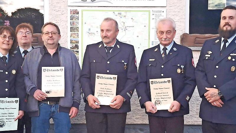 Ehrungen bei der Feuerwehr (v.l.) Sandra Sch&uuml;lein, Vorsitzende Martina Zwosta, Volker Neubauer, Rudi Neubauer und Gerhard F&ouml;rtsch und B&uuml;rgermeister Richard Balazs.