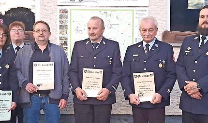 Ehrungen bei der Feuerwehr (v.l.) Sandra Sch&uuml;lein, Vorsitzende Martina Zwosta, Volker Neubauer, Rudi Neubauer und Gerhard F&ouml;rtsch und B&uuml;rgermeister Richard Balazs.