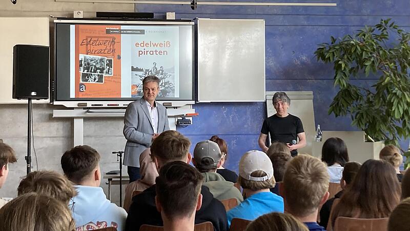 Schulleiter Alois Selder des Gymnasiums in H&ouml;chstadt begr&uuml;&szlig;t die Sch&uuml;ler. Direkt neben ihm steht Historiker Dirk Reinhardt.