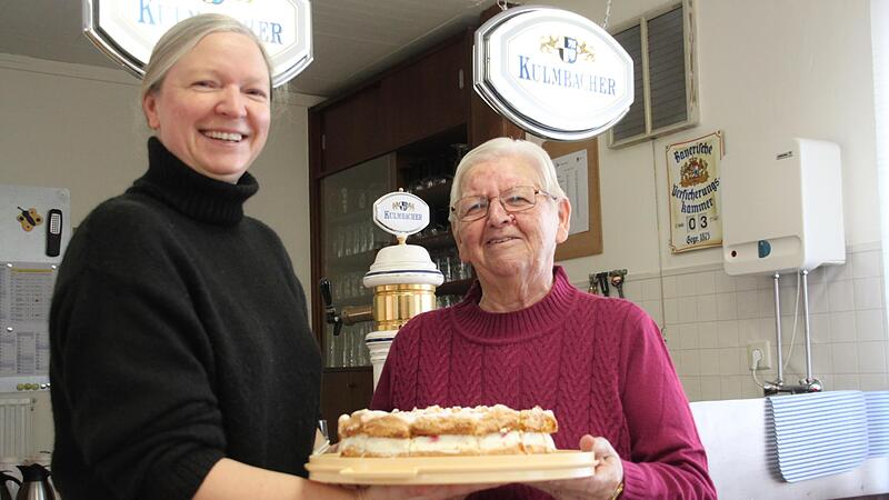 Der Apfel fällt nicht weit vom Stamm: Silke Groß (links), die seit 40 Jahren in der AWO ist, hilft ihrer Mutter Rosel.