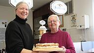 Der Apfel fällt nicht weit vom Stamm: Silke Groß (links), die seit 40 Jahren in der AWO ist, hilft ihrer Mutter Rosel.
