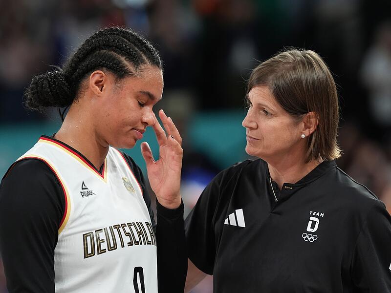 Bundestrainerin Lisa Thomaidis (rechts) mit Star-Spielerin Satou Sabally