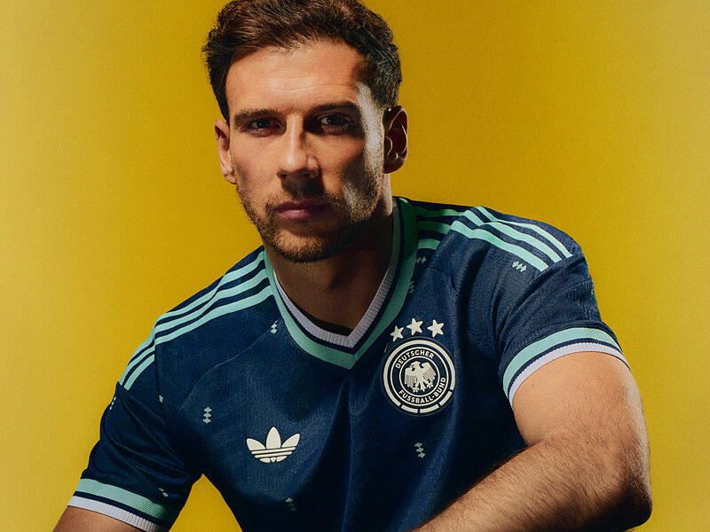 Leon Goretzka durfte ebenfalls mit dem neuen DFB-Auswärtstrikot aus dem Hause Adidas posieren. Leon Goretzka durfte ebenfalls mit dem neuen DFB-Auswärtstrikot aus dem Hause Adidas posieren.