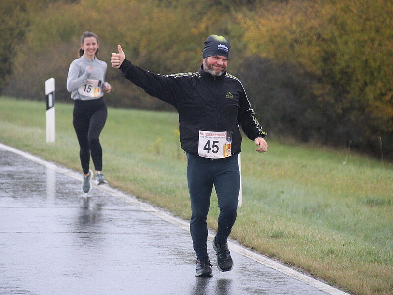 Trotz nasskaltem Herbstwetter lie&szlig;en sich die Sportler den Spa&szlig;  beim 38. Frankenwaldlauf der LG Ludwigschorgast nicht vermiesen.