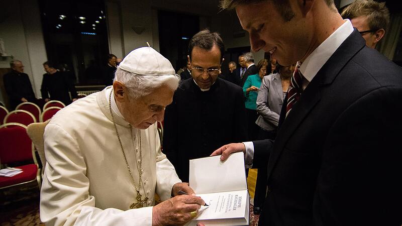 Papst Benedikt signierte bei einem Besuch in Rom für Christian Ulbrich das Buch, das der Autor noch als Joseph Ratzinger geschrieben hat und das den jungen Studenten Ulbrich stark geprägt hat: „Einführung ins Christentum“. Papst Benedikt signierte bei einem Besuch in Rom für Christian Ulbrich das Buch, das der Autor noch als Joseph Ratzinger geschrieben hat und das den jungen Studenten Ulbrich stark geprägt hat: „Einführung ins Christentum“.